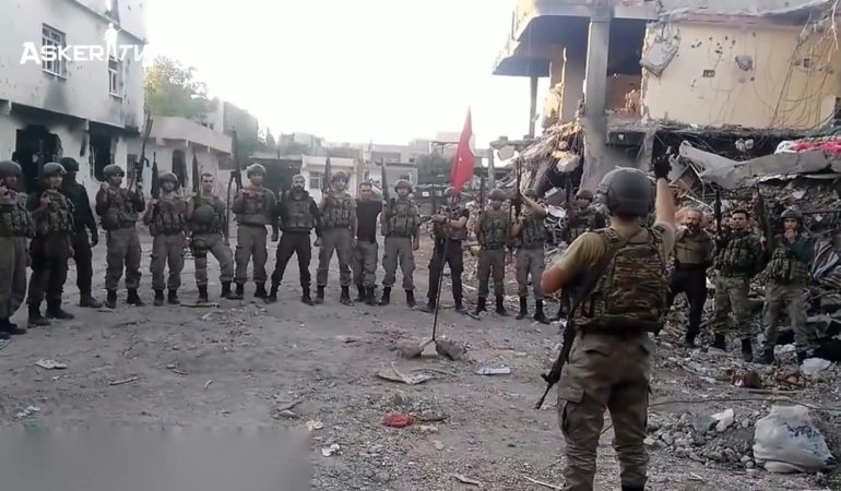 bu-bayrak-siiri-ve-komando-marsi-boyle-okunur-johler