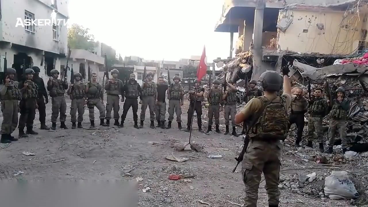 bu-bayrak-siiri-ve-komando-marsi-boyle-okunur-johler