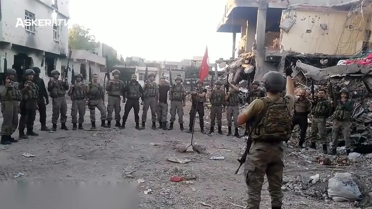 bu-bayrak-siiri-ve-komando-marsi-boyle-okunur-johler