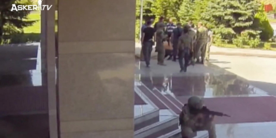 Zekai Aksakallı’nın, Ömer Halisdemir’i alnından öptüğü görüntüler ortaya çıktı