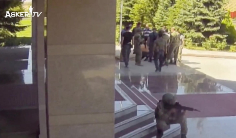 Zekai Aksakallı’nın, Ömer Halisdemir’i alnından öptüğü görüntüler ortaya çıktı