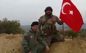 racoya-turk-bayragini-dikip-ezan-okudular