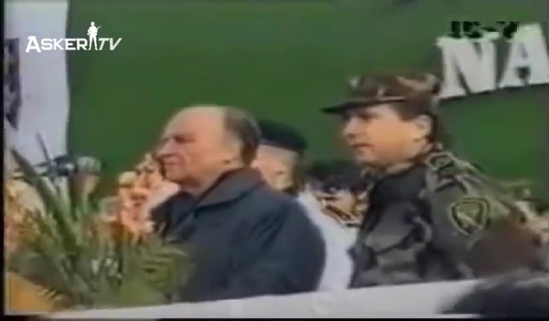 Bosna Hersek | Aliya İzzet Begoviç’in Askerlerini Selamlaması