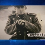 iki-kule-arasina-asilan-bayraktan-ya-istiklal-ya-olum-parolasina-tibbiyeli-hikmet-ve-milli-mucadele-ruhu