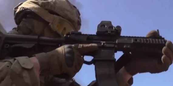 Foça’da Zorlu Eğitim: Jandarma Komandolar Meskun Mahal Operasyonlarına Gerçek Şartlarda Hazırlanıyor