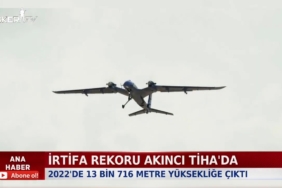 gokyuzunde-yeni-kabiliyet-bayraktar-akinci-roketsan-uretimi-eren-ile-hava-hedefini-vurdu