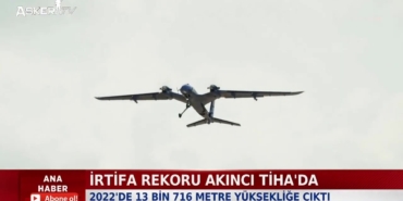 gokyuzunde-yeni-kabiliyet-bayraktar-akinci-roketsan-uretimi-eren-ile-hava-hedefini-vurdu