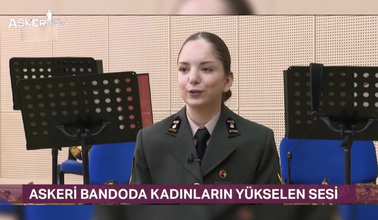 uniforma-icinde-sanat-askeri-bandoda-kadinlarin-yeni-donemi