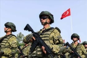 2’nci Amfibi Deniz Piyade Tugay Komutanlığı Sancak Verme Töreni gerçekleştirildi