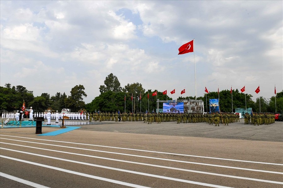 2’nci Amfibi Deniz Piyade Tugay Komutanlığı Sancak Verme Töreni gerçekleştirildi