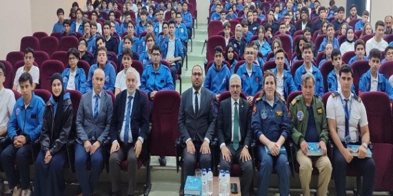 THK Genel Başkanı Prof. Dr. Akın Ünal havacılık öğrencileriyle bir araya geldi